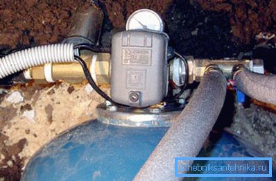 Tryckbrytaren installerad på hydroaccumulatorn. Tryckbrytaren installerad på hydroaccumulatorn.