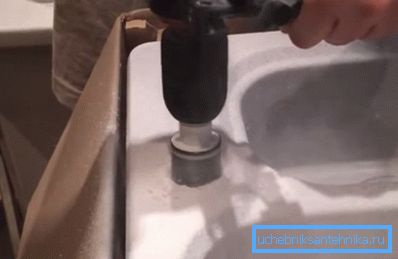 Reparera en keramisk diskbänk - borra ett hål Reparera en keramisk diskbänk - borra ett hål