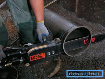 Skärning av ett gjutjärnspip med en hydraulisk såg