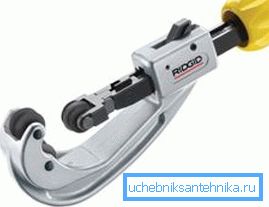 Corrugated pipe cutter