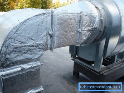 Hylsan mellan fläkten och kanalen eliminerar överföringen av vibrationer. Hylsan mellan fläkten och kanalen eliminerar överföringen av vibrationer.