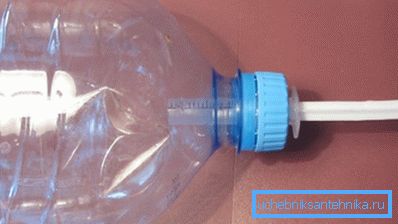 Tvättställ av en plastflaska och spruta Tvättställ av en plastflaska och spruta