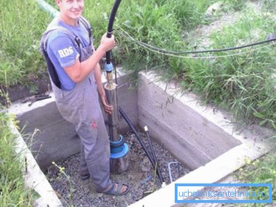 Oberoende installation av en vattenpump i en rörformig brunn Oberoende installation av en vattenpump i en rörformig brunn
