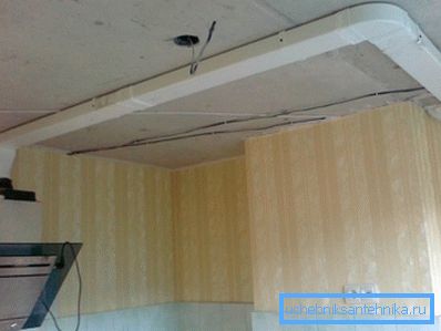 Oberoende installation av en platt ventilationskanal i köket