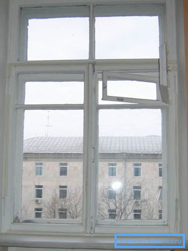 Spåren i träramarna fungerade som ett element av ventilation. Spåren i träramarna fungerade som ett element av ventilation.