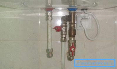 Installationsschemat med en tee i slutet är mycket original, även om många experter anser det opraktiskt