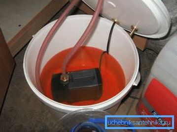En sladd och stick skulle troligtvis vara användbar för att på ett säkert sätt ta bort pumpen.