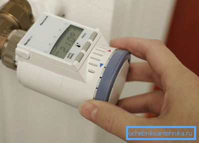 Justera systemet genom att vrida handtaget