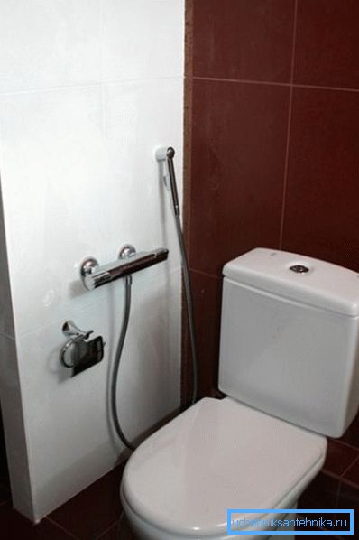 Dold installation av mixern för en hygienisk dusch i toaletten
