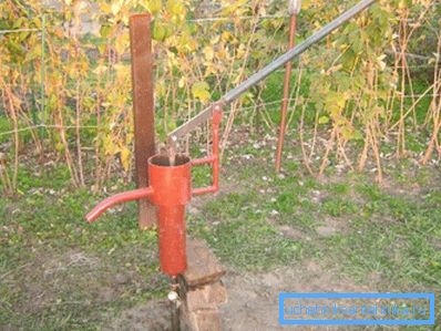Tja med en handpump vid dacha