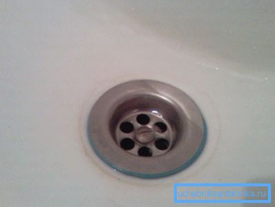 Töm hål i diskbänken. Töm hål i diskbänken.