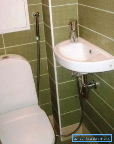 Kranar med hygienisk dusch för ett litet handfat i ett separat badrum - den perfekta lösningen när det gäller praktisk och bekvämlighet