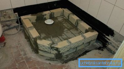 Först, lägg ut en kanten av tegelstenar.