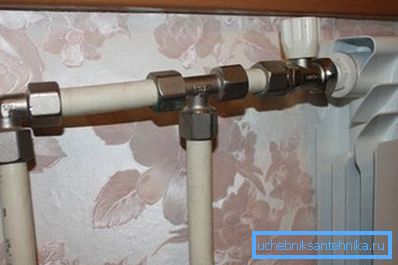 Anslutning av polymerrörledning och radiator på fittings Anslutning av polymerrörledning och radiator på fittings