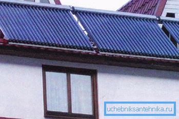 Solvärmeväxlare på taket av huset Solvärmeväxlare på taket av huset