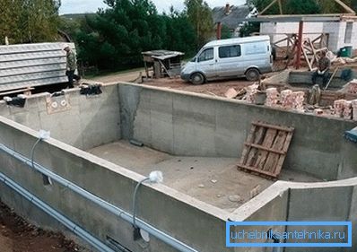 Betongbassängkonstruktion