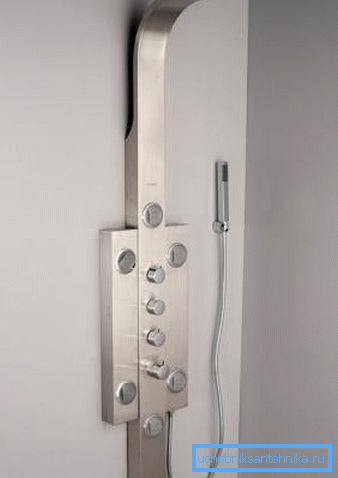 Moderna duschpanel med overheaddusch och mixer