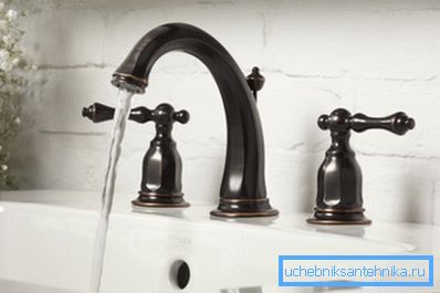 Modern mixer av patinerad brons.