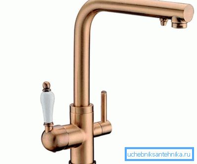 Modern mixer, stiliserad antik, utrustad med ett hydromassage duschhuvud.