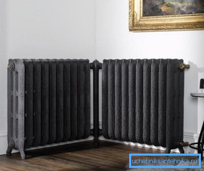 Modern hörnvärme radiator gjord av gjutjärn.
