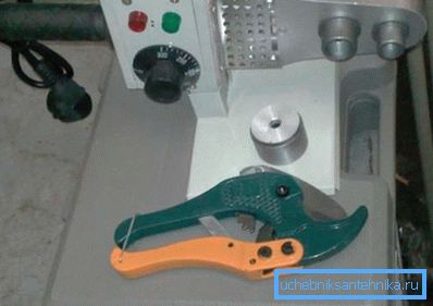 En speciell kniv för trimmning gör det möjligt att skapa en perfekt platt yta utan förvrängning eller chipping, men även efter att ha använt det, rekommenderar mästarna att rengöra En speciell kniv för trimmning gör det möjligt att skapa en perfekt platt yta utan förvrängning eller chipping, men även efter att ha använt det, rekommenderar mästarna att rengöra