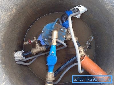 Stationär installation av en vibrerande nedsänkbar pump