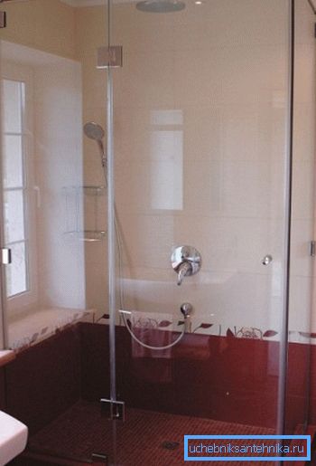 Glaset har en utmärkt ljusöverföring, vilket är viktigt för små utrymmen.