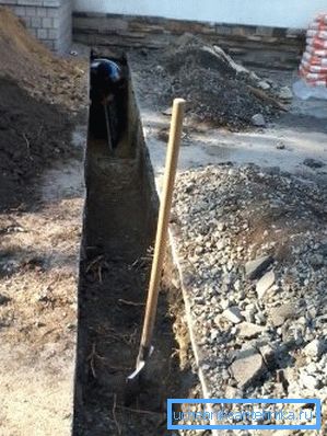 Kostnaden för att gräva en gräv under VVS manuellt beror på många faktorer.