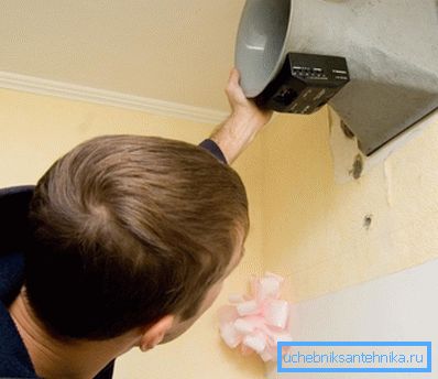 Det är värt att komma ihåg att installationen av specialutrustning inomhus inte löser problemet med strukturell brist på en sådan ventilationskanal.