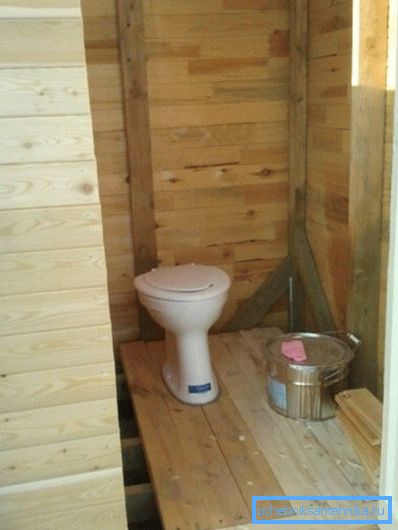 Det ser ut som en landtoalett med toalett Det ser ut som en landtoalett med toalett