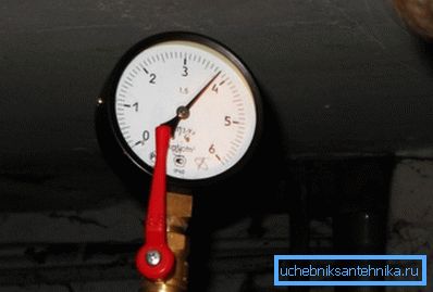 En sådan manometer är i varje källare i en flervåningsbyggnad. En sådan manometer är i varje källare i en flervåningsbyggnad.