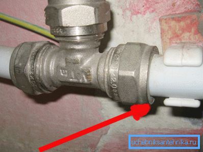 Att läcka från under muttern på varmt vatten är ett vanligt problem med kompressionsfogar på metallplast. Att läcka från under muttern på varmt vatten är ett vanligt problem med kompressionsfogar på metallplast.