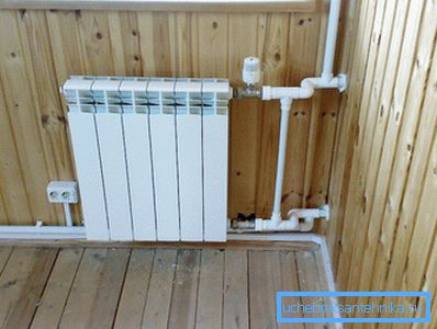 Värmeffekten av en sektion av en bimetallisk radiator med en dubbelrör direkt envägsanslutning är maximal