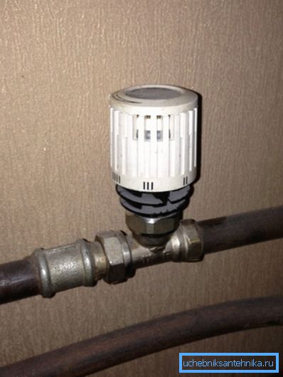 Termostaten kan installeras direkt på röret som levererar kylvätskan