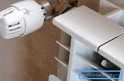 Termostathuvudet upprätthåller automatiskt en konstant rumstemperatur.