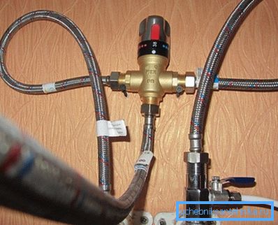 Termostatblandare med flexibla anslutningar. Termostatblandare med flexibla anslutningar.