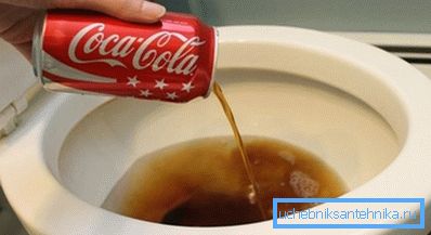 Törstig toalett skål en halv liter drycker samtidigt Törstig toalett skål en halv liter drycker samtidigt