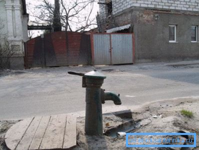 Traditionell gata hydrant