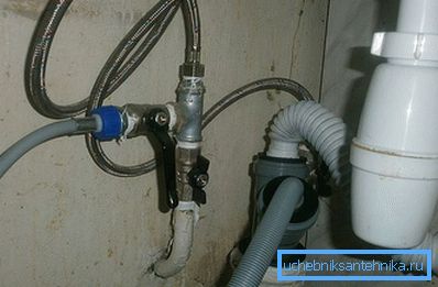 Avloppsröret är anslutet via en adapter
