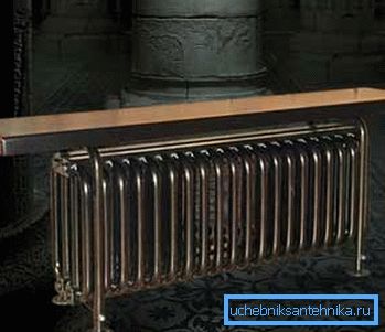 Stålrörformad radiator i form av en bänk.