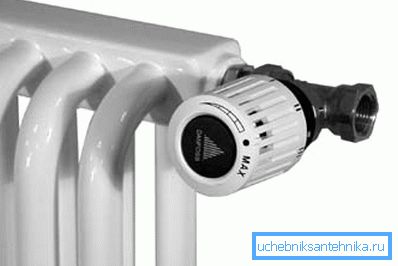 Rörstål radiator med ett termiskt huvud. Rörstål radiator med ett termiskt huvud.