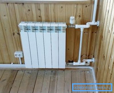 Rör och radiator batterier är ett säkert tecken på vattenuppvärmning. Rör och radiator batterier är ett säkert tecken på vattenuppvärmning.