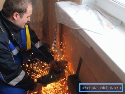 Rören skärs av kvarnen längs märkningslinjen.