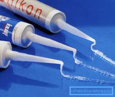 Badkaret med silikon tätningsmedel måste ligga i garderoben Badkaret med silikon tätningsmedel måste ligga i garderoben
