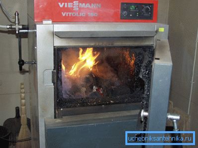 Bränsle pyrolyskedja för trä för hemvärmesystem. Bränsle pyrolyskedja för trä för hemvärmesystem.
