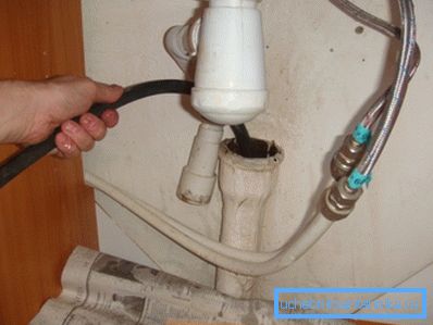 Avlägsnande av avloppsblockering med en speciell kabel