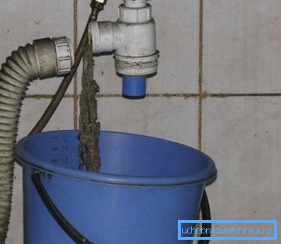 Avlägsna skräp från sifonen Avlägsna skräp från sifonen