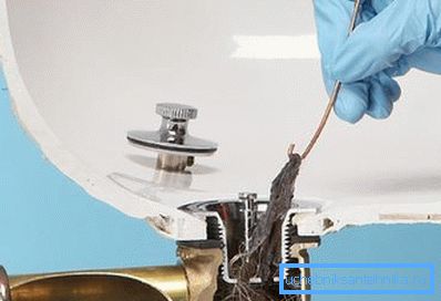 Hårborttagning från duschkabinen dräneras