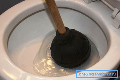 Ta bort vattnet med en kolv.