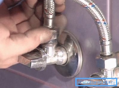 Hörnkranar kan vara ganska praktiska för en specifik installation av produkten, speciellt om rören går ut ur väggen ganska lite.